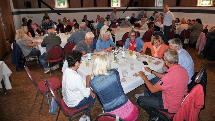 Grillfest mit Bingo spielen