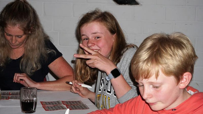 Grillfest mit Bingo spielen