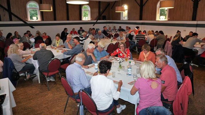 Grillfest mit Bingo spielen