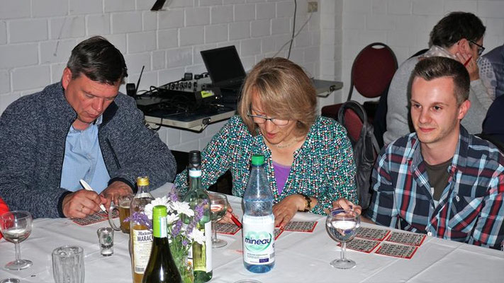 Grillfest mit Bingo spielen