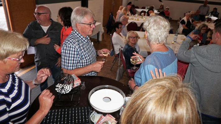 Grillfest mit Bingo spielen