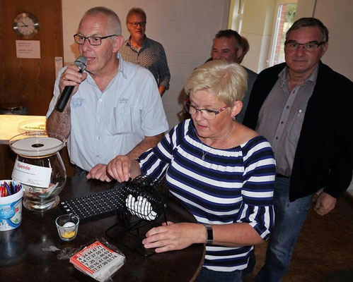 Grillfest mit Bingo spielen