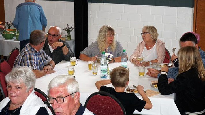 Grillfest mit Bingo spielen