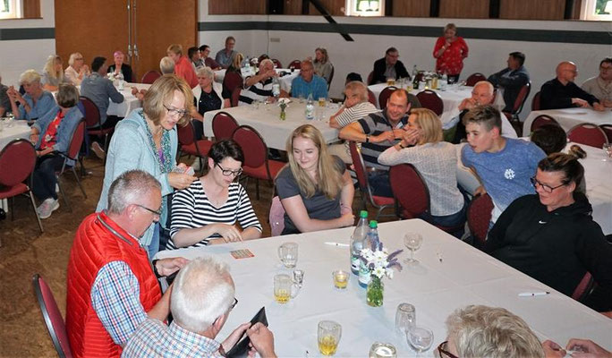 Grillfest mit Bingo spielen