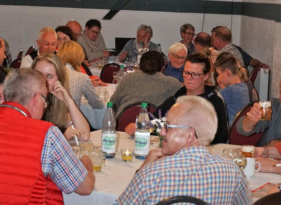 Grillfest mit Bingo spielen