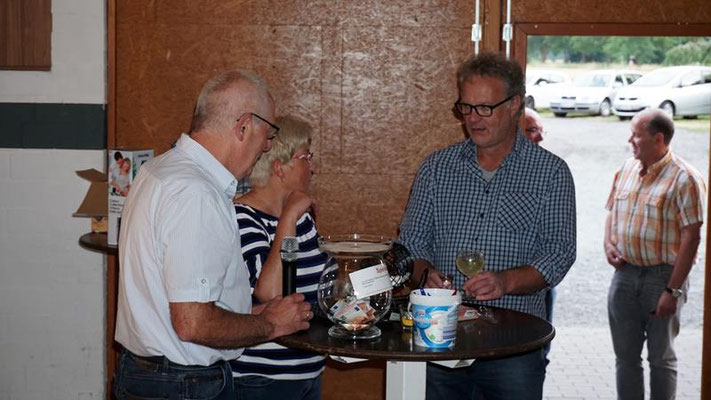 Grillfest mit Bingo spielen