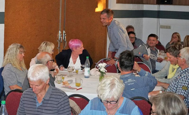 Grillfest mit Bingo spielen