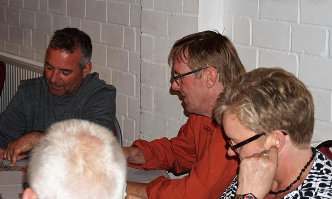Grillfest mit Bingo spielen