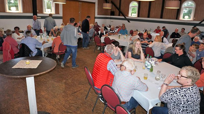 Grillfest mit Bingo spielen