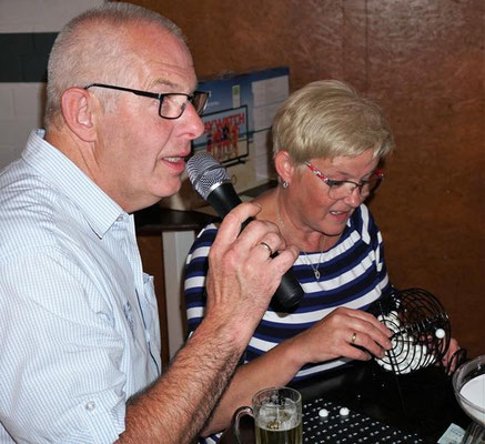 Grillfest mit Bingo spielen