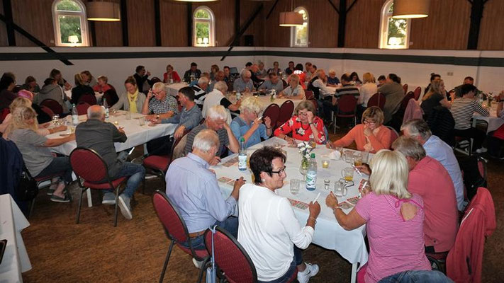 Grillfest mit Bingo spielen
