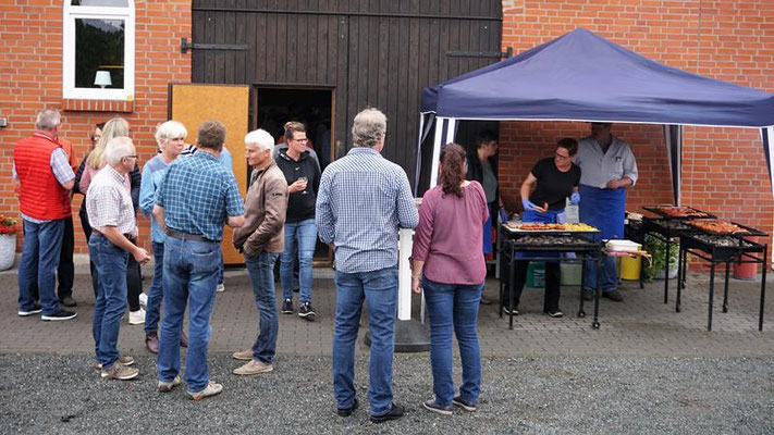 Grillfest mit Bingo spielen