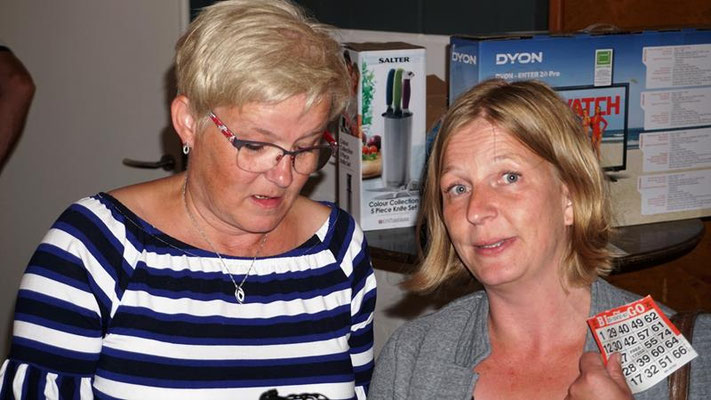 Grillfest mit Bingo spielen