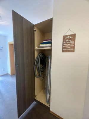 Schrank mit Staubsauger, Bügeleisen und Bügelbrett Fewo Horberg