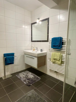 Barrierefreies Badezimmer (zwei Badezimmer) mit bodengleicher Dusche im Apart Rauch
