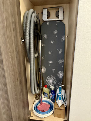 Abstellschrank mit Staubsauger, Bügelutensilien und Putzmittel - Apart Rauch - Fewo Horberg