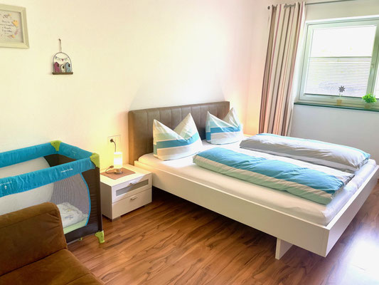 gemütliches Familienzimmer mit Doppelbett und Schlafcouch im Apartment Sonnalm - bei Bedarf mit Babybett