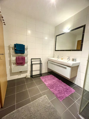 Barrierefreies Badezimmer (zwei Badezimmer) mit bodengleicher Dusche im Apart Rauch