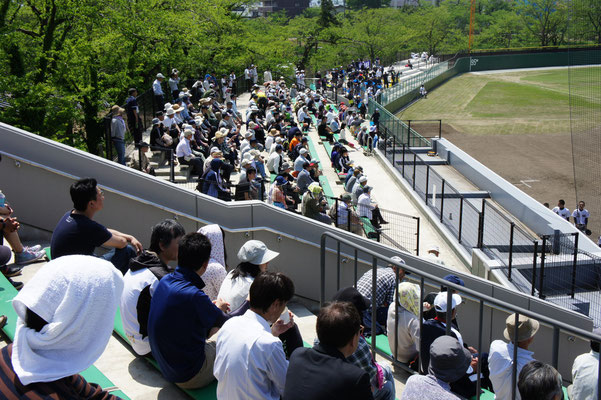 3塁側は地元・高田高校の野球ファン。このときを待ち望んでいました。