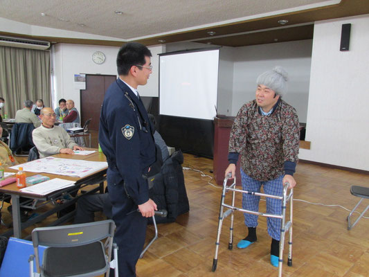 徘徊症状のある高齢者の模擬訓練。さすがはおまわりさん。適切な声掛け、ありがとうございます