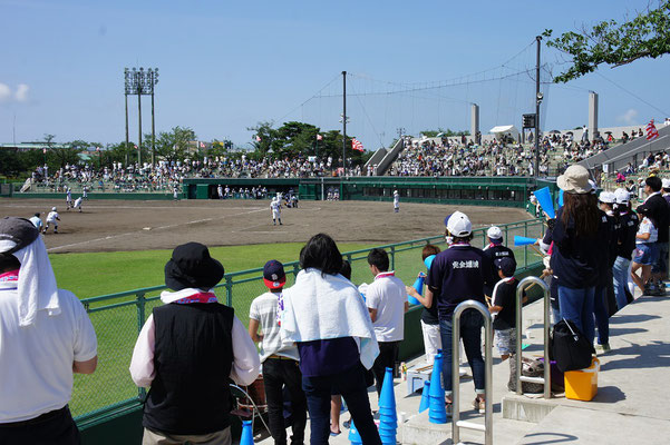 ３塁側・分水高校の応援席。女子マネージャーと保護者の方々の声援。選手に届け!