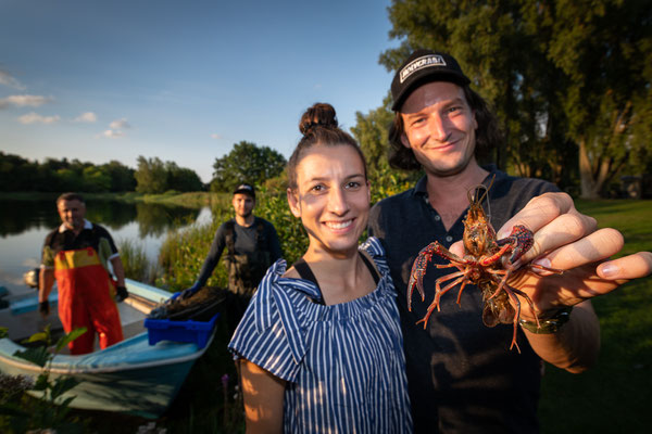 Jule und Lukas Bosch und das restliche Team von HOLYCRAB!