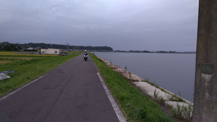 北浦の湖畔道路をＴ氏がバイクで走っています。