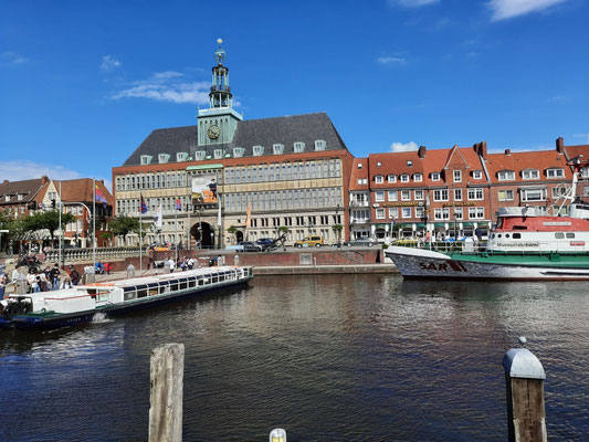 Blick über das Wasser auf das Emder Rathaus am Binnenhafen Ratsdelft