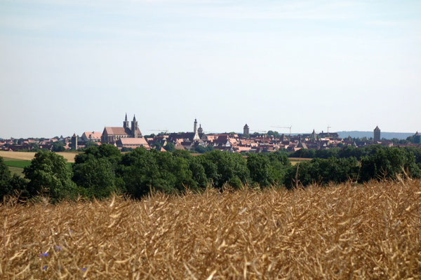 Einen großen Teil habe ich schon geschafft. Rothenburg aus der Ferne. Ein sehr warmer Tag hier draußen.
