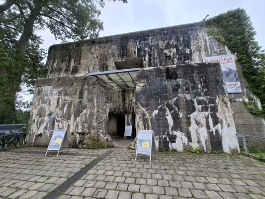 Außenansicht des massiven, historischen Flandernbunkers in Kiel bei Tageslicht