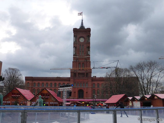 Das Rote Rathaus in der historischen Mitte Berlins.