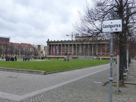 Vorbei am Lustgarten. Der Lustgarten ist eine Grünanlage auf der Museumsinsel im Ortsteil Mitte.