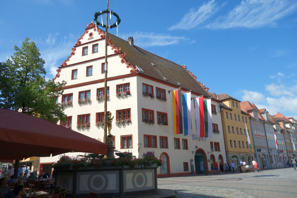 Rathaus mit Brunnen in Ansbach.