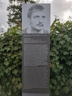 Porträtfoto von Lothar Hennig auf einer grauen Informationstafel im Freien