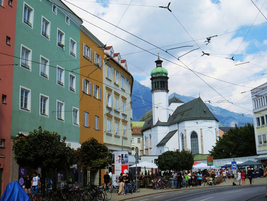 Blick zur Hofkirche. Die Hofkirche befindet sich direkt im Zentrum von Innsbruck.