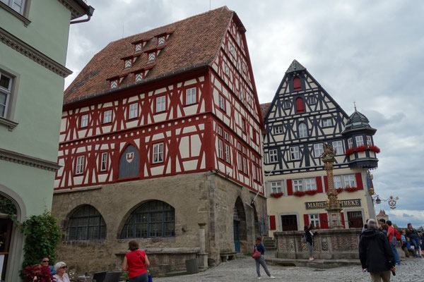 Schöne Fachwerkhäuser am Marktplatz.