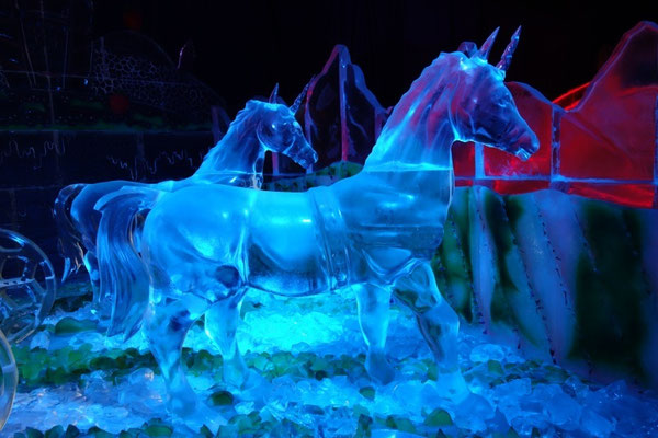 Zwei majestätische Pferdefiguren, die aus transparentem Eis geschnitzt wurden