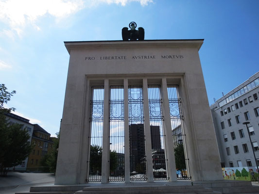 Am Eduard Wallnöfer Platz in Innsbruck.