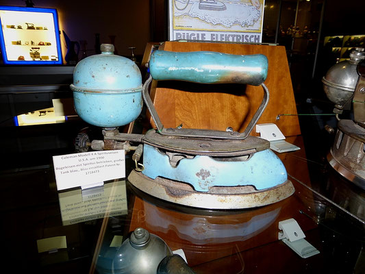 Modell U.S.A um 1900 Bügeleisen mit Spiritus betrieben. Großer Tank blau.