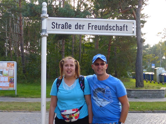 Christina und Andreas an der Straße der Feundschaft .