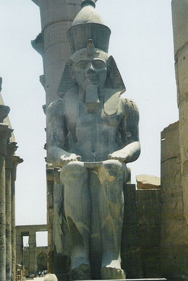 Antike Ruinen und Obelisken in der Tempelanlage von Karnak