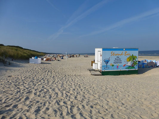 Blick auf Strand und Meer.