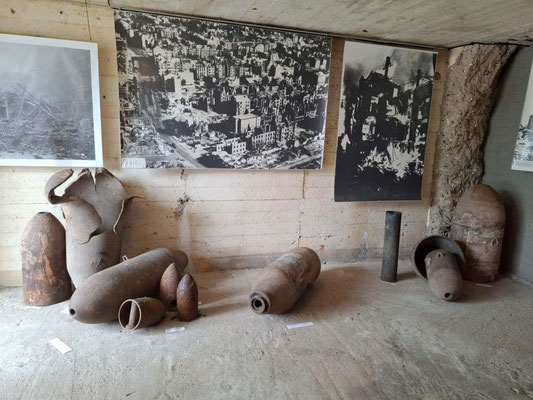 Blick in einen kargen Innenraum des Flandernbunkers mit abstrakten Kunstskulpturen