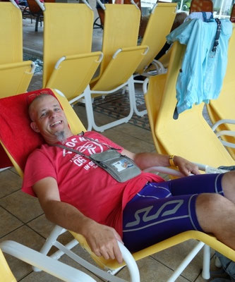 Ein Gast ruht sich auf einer Sonnenliege im Innenbereich der Therme au