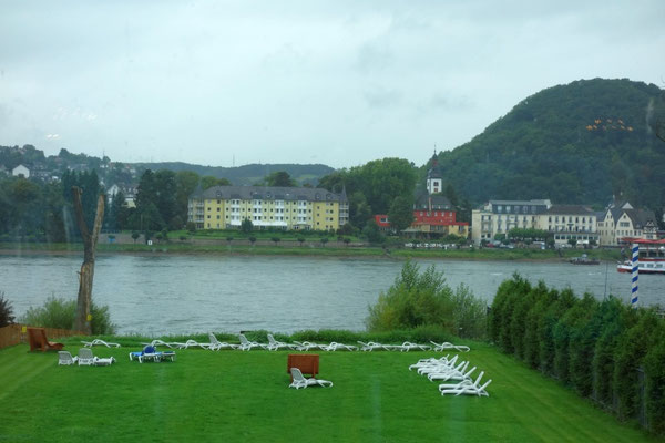Panorama-Aussicht von der Liegewiese der Therme direkt auf den Rhein und die gegenüberliegenden Hügel
