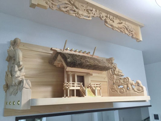 宮大工の極上品】茅葺屋根＋龍神＆鳳凰彫刻入り神棚板 - 神棚の販売