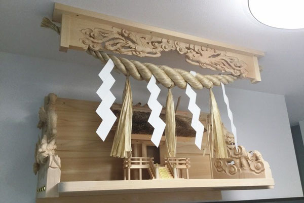 宮大工の極上品】茅葺屋根＋龍神＆鳳凰彫刻入り神棚板 - 神棚の販売