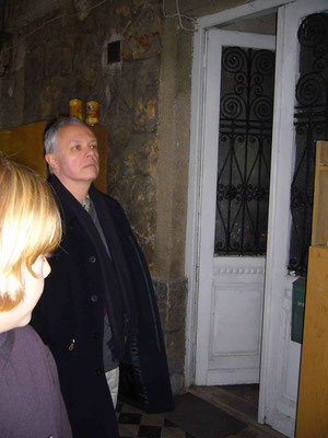 A ház teraszán: Kováts Kende Csaba waldorf-diák (balra), Juhász József antropozófus (jobbra), kutató, 2011