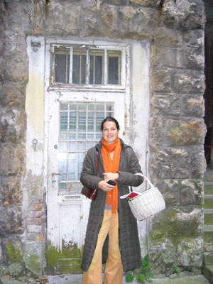 A ház egyik ajtaja elött: Kiss Bernadett waldorf-pedagógus, 2011