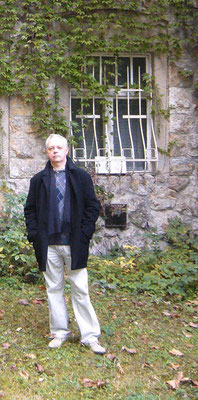 Juhász József antropozófus, kutató a Göllner-ház elött, 2011